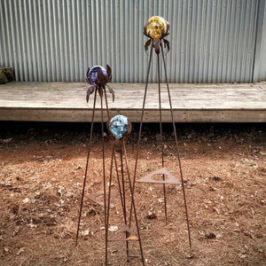 Artistic Metal Stand Garden Sculpture for Solar Globe or Plants